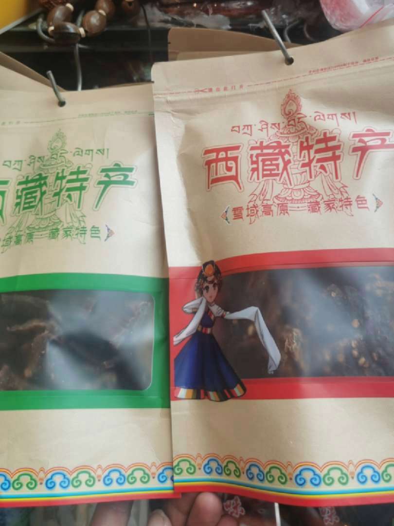 咬开拉萨黄牛肉干的瞬间,像咬住了高原的风与火——紧实的肉纤维里藏着阳光炙烤的香、盐湖浸润的