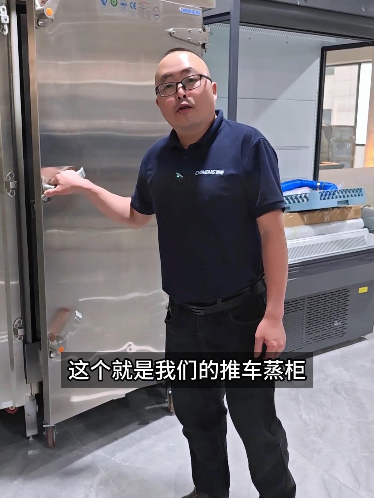 推车蒸柜,内置蒸汽发生器,方便清洗,并带有泄压阀,30盘超大容量,方便快捷,使用起来更方便