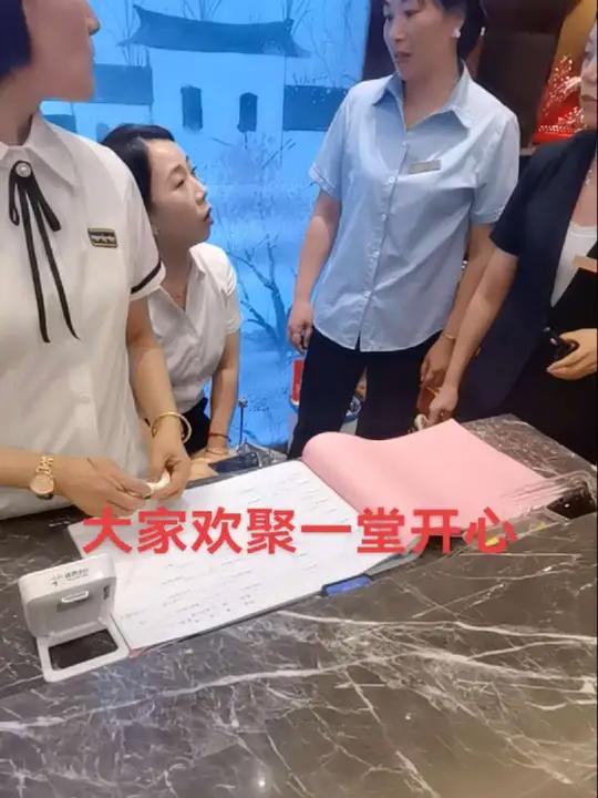 晚上小弟订婚,大家欢聚一堂很开心!龙港新城现在越弄越好,这家大型海鲜美食,“江南宴”新兰海