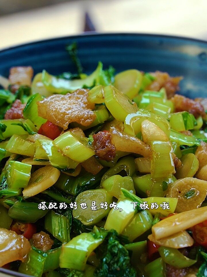 今天在家简单的做一道五花肉炒芥菜有同学喜欢吃这道菜的吗