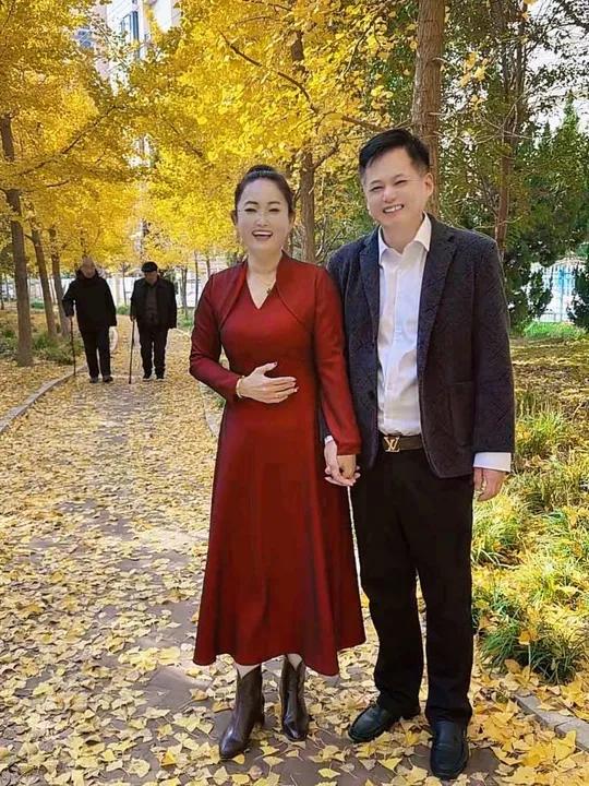 一辈子真的很短,短到来不及细算,不知不觉丢了童年,悄无声息没了青春。总以为自己还很年轻,却