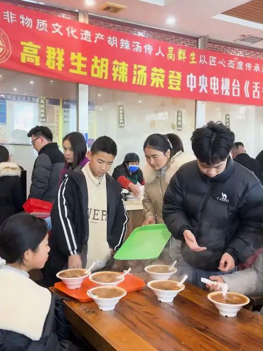 返乡游子驱车数百公里,来逍遥镇喝胡辣汤,这碗胡辣汤的含金量只有河南人才懂!