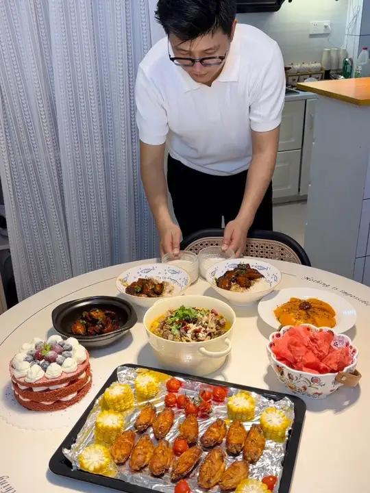 今天给孩子做了好吃的烤鸡翅和红丝绒蛋糕还有老婆的酸汤肥牛