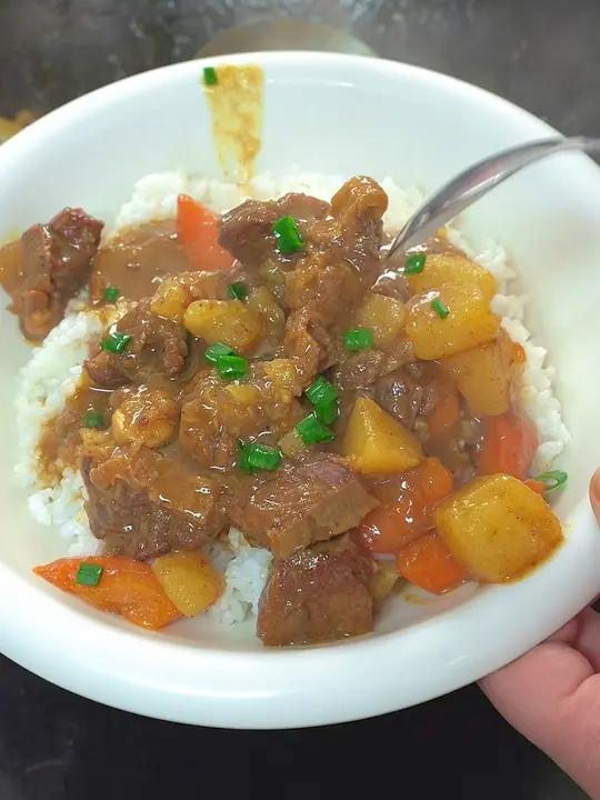 沙茶牛肉的做法 家里的小朋友特别喜欢吃牛肉，今天又做了一锅沙茶咖喱牛肉，汤汁鲜美，肉质软烂