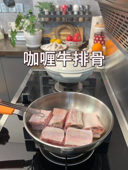 今晚吃咖喱牛排骨椒盐罗氏虾太好吃了