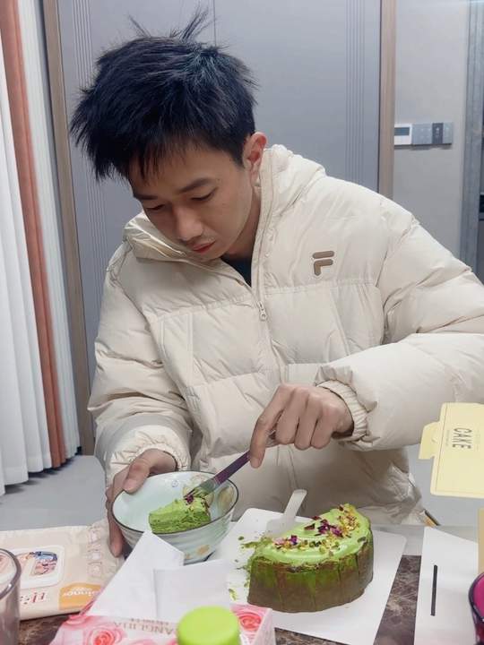 凌晨5点能吃到这么好吃的开心果巴斯克蛋糕超满足