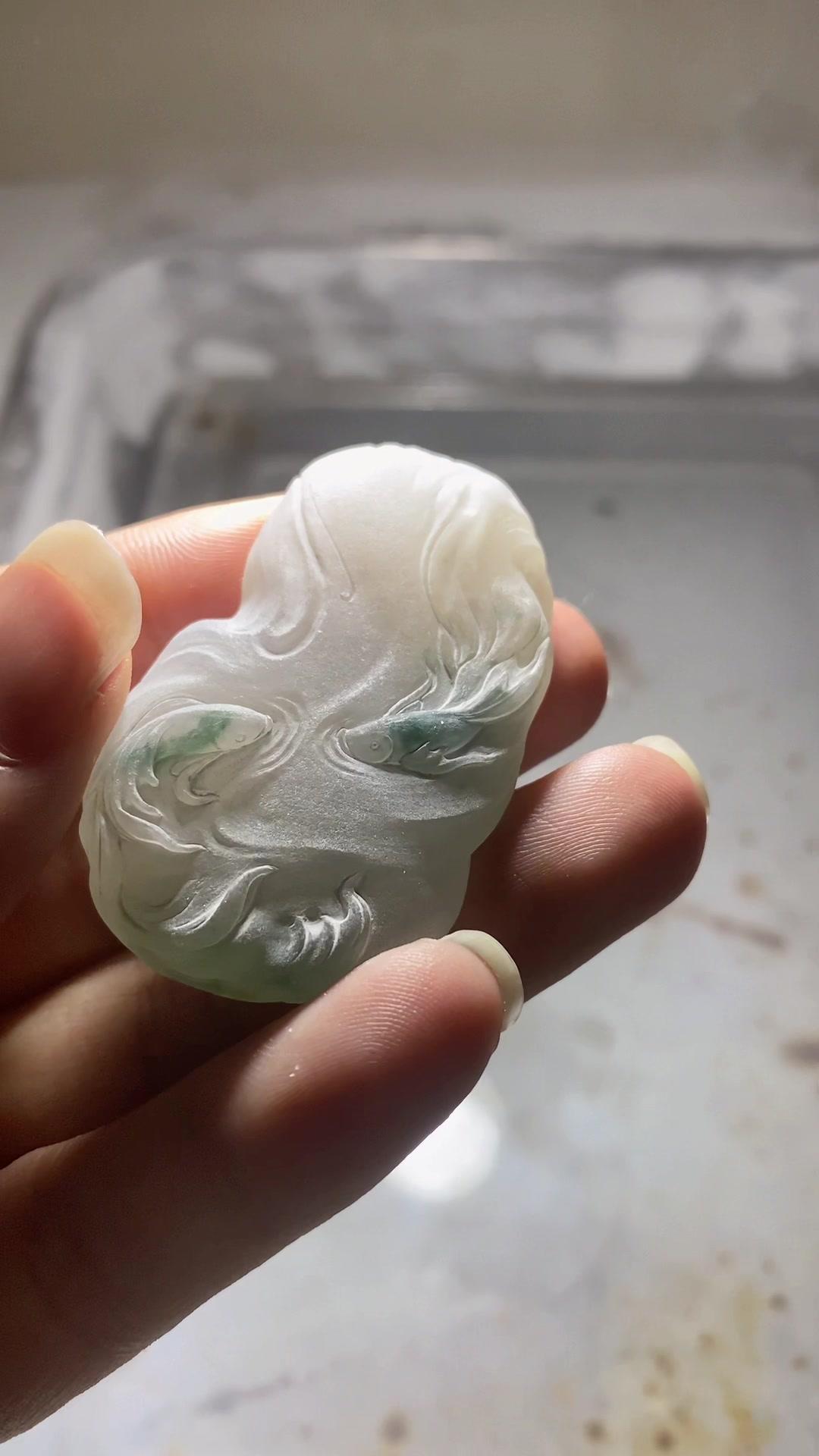 大家好,今天给大家带来讲件小作品,不同的雕刻手法,你会喜欢那种类型呢。翡翠雕刻设计 手艺人