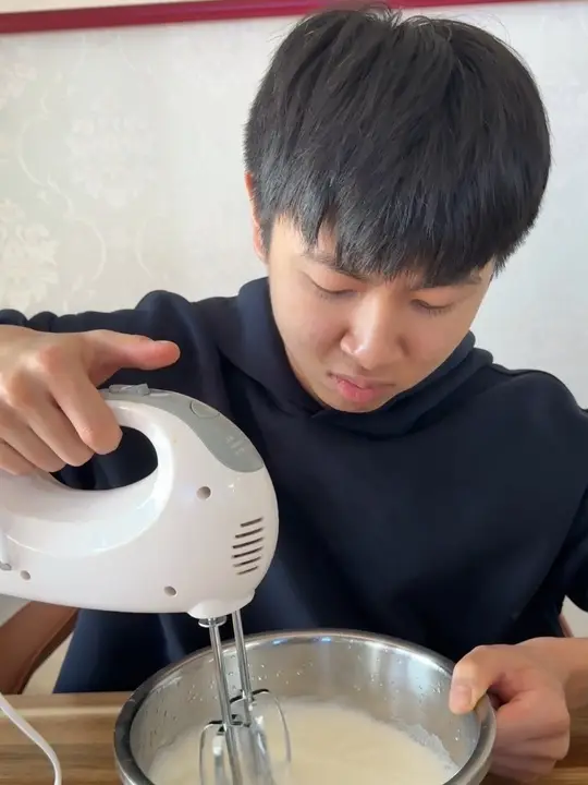 自己做戚风蛋糕，操作简单味道好……