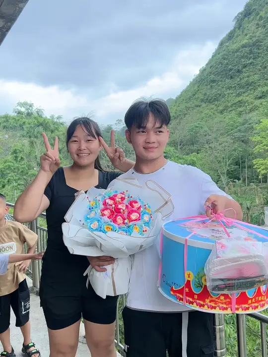姐姐为19岁弟弟首次买生日蛋糕！