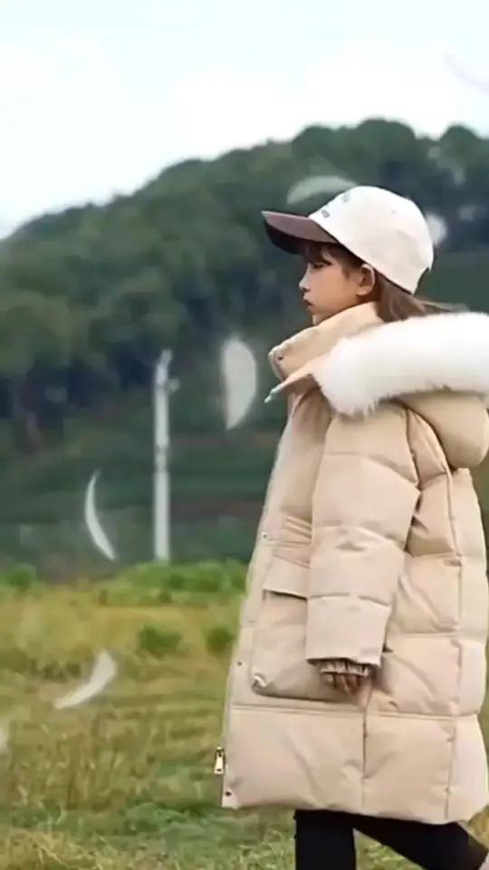 冬天怎么能少了一件时尚又保暖的羽绒服呢？这件加厚的女孩冬装外套采用优质面料填充优质白鸭绒，