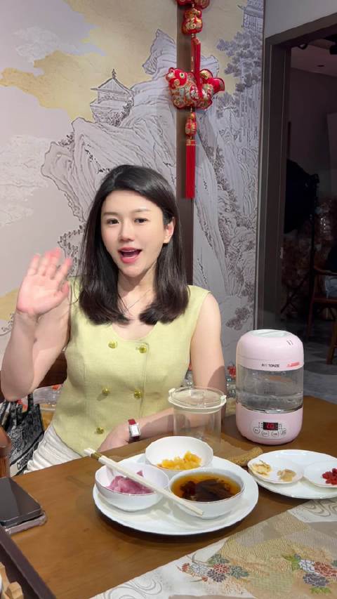 养生血脉一旦觉醒 会拉着身边人一起打卡保养 大家好才是真的好 谁会不喜欢皮肤紧致+满满的胶
