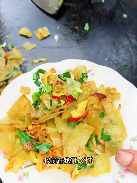 焦香软糯的炒豆饼 满满农家风味，是我们湖北特色美食，儿时记忆中的味道，你们有多久没吃了