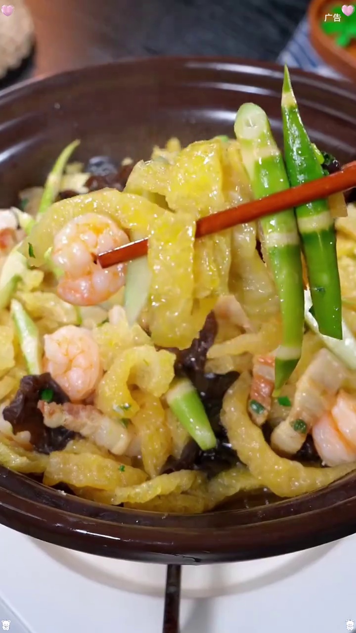 酒席桌上的特色菜,肉圆三鲜猪皮汤,汤鲜味美,吃完暖心又暖胃 家常菜 天冷了吃点啥 Q