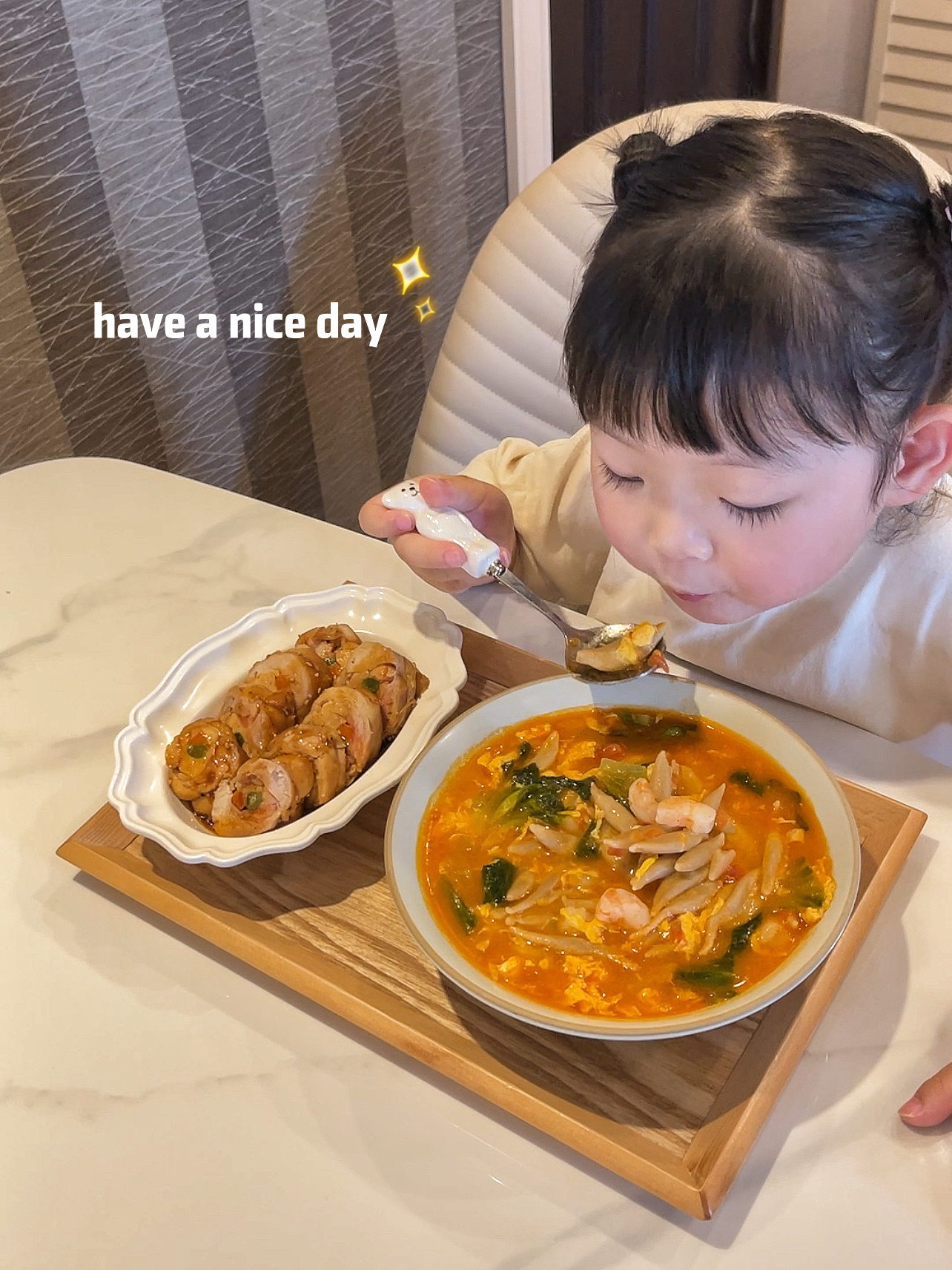 小朋友的午餐:酸汤莜面鱼鱼 时蔬鸡肉卷