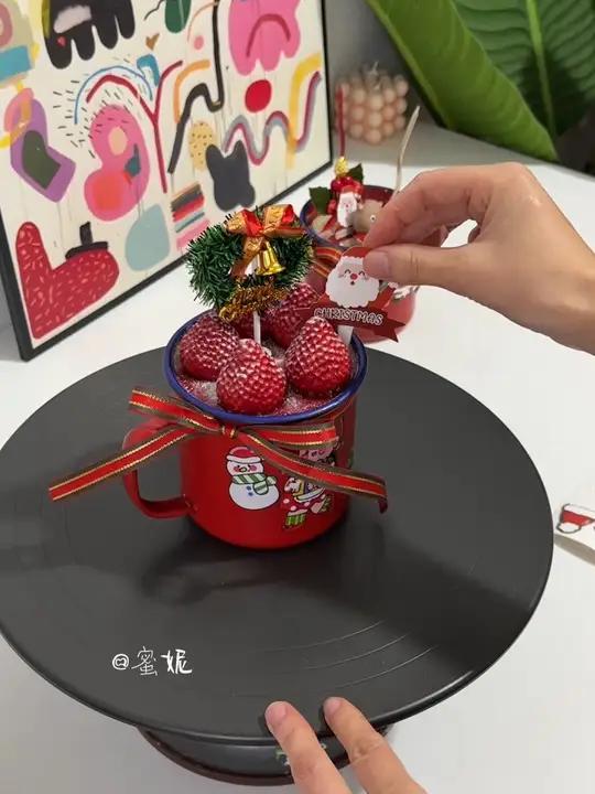 快去做这个红色搪瓷杯蛋糕,视频里是9厘米的,4寸蛋糕盒刚合适!太好卖了!圣诞节的仪式感 跨