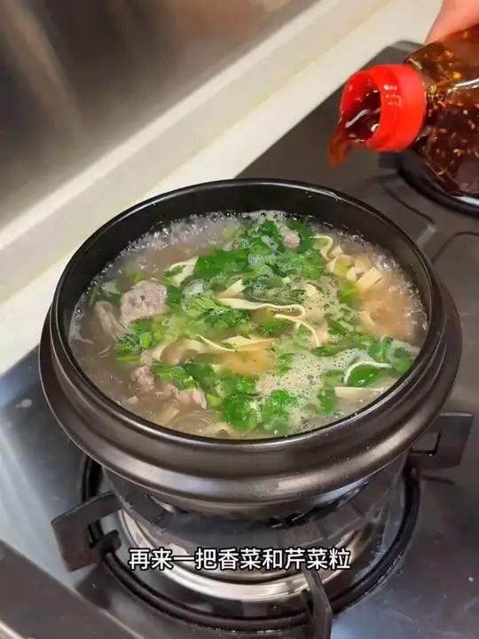 5分钟的牛肉粉丝汤 跟兰州牛肉面一个味 太好吃了!