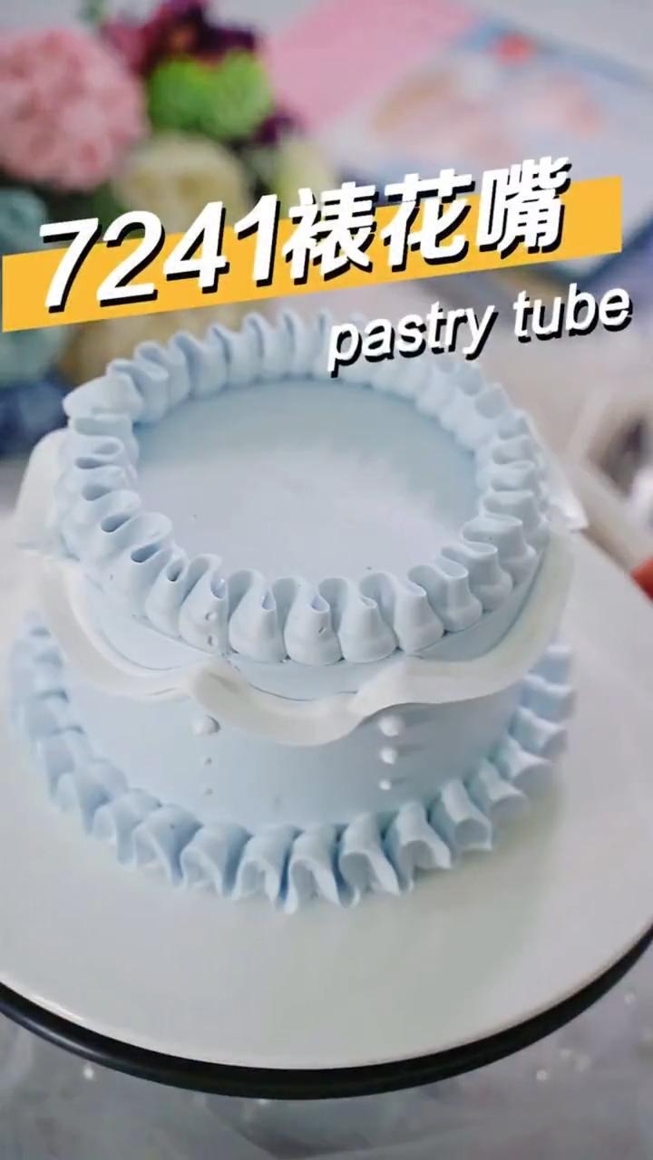 挑战用一个裱花嘴做复古蛋糕 今天用到的是7241号裱花嘴 蛋糕壁的奶油珠珠直接用裱花袋剪个