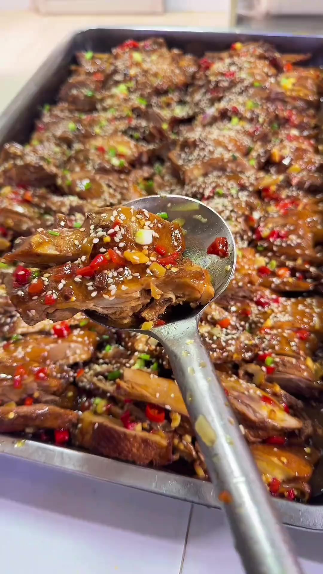 在食堂干活啊，一把好的菜刀必不可少