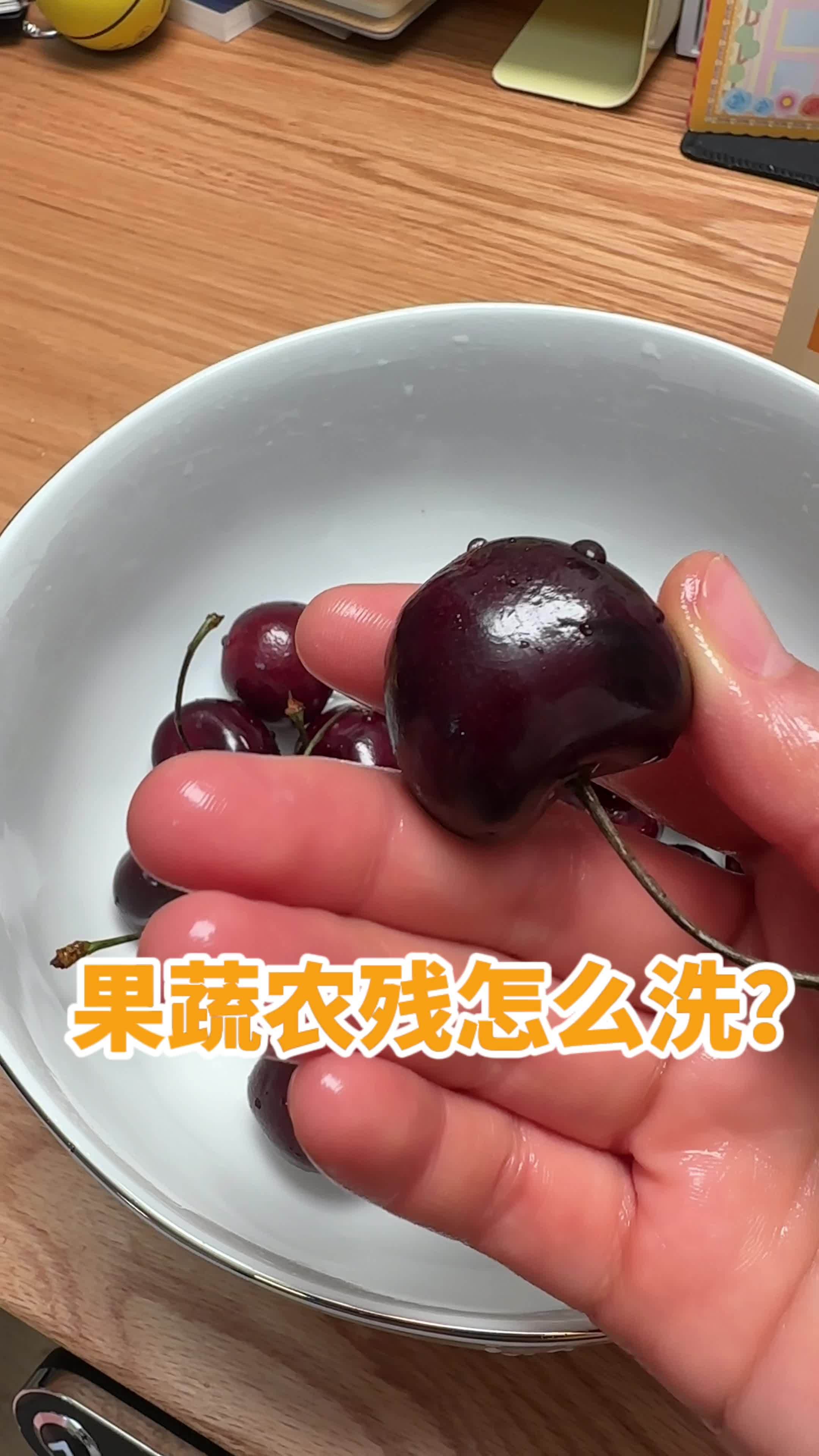 奶瓶清洗剂的平替,就是它了。关键是它还能洗水果,还能洗碗。一股淡淡的橘子味,很好闻,也很好