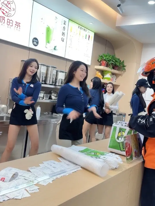 可爱迷人的奶茶妹妹