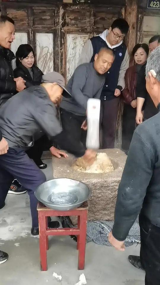 打年糕是一门有技术含量的活计,也是很累人的力气活儿。功夫火候不到位做不成年糕,经验不足做出