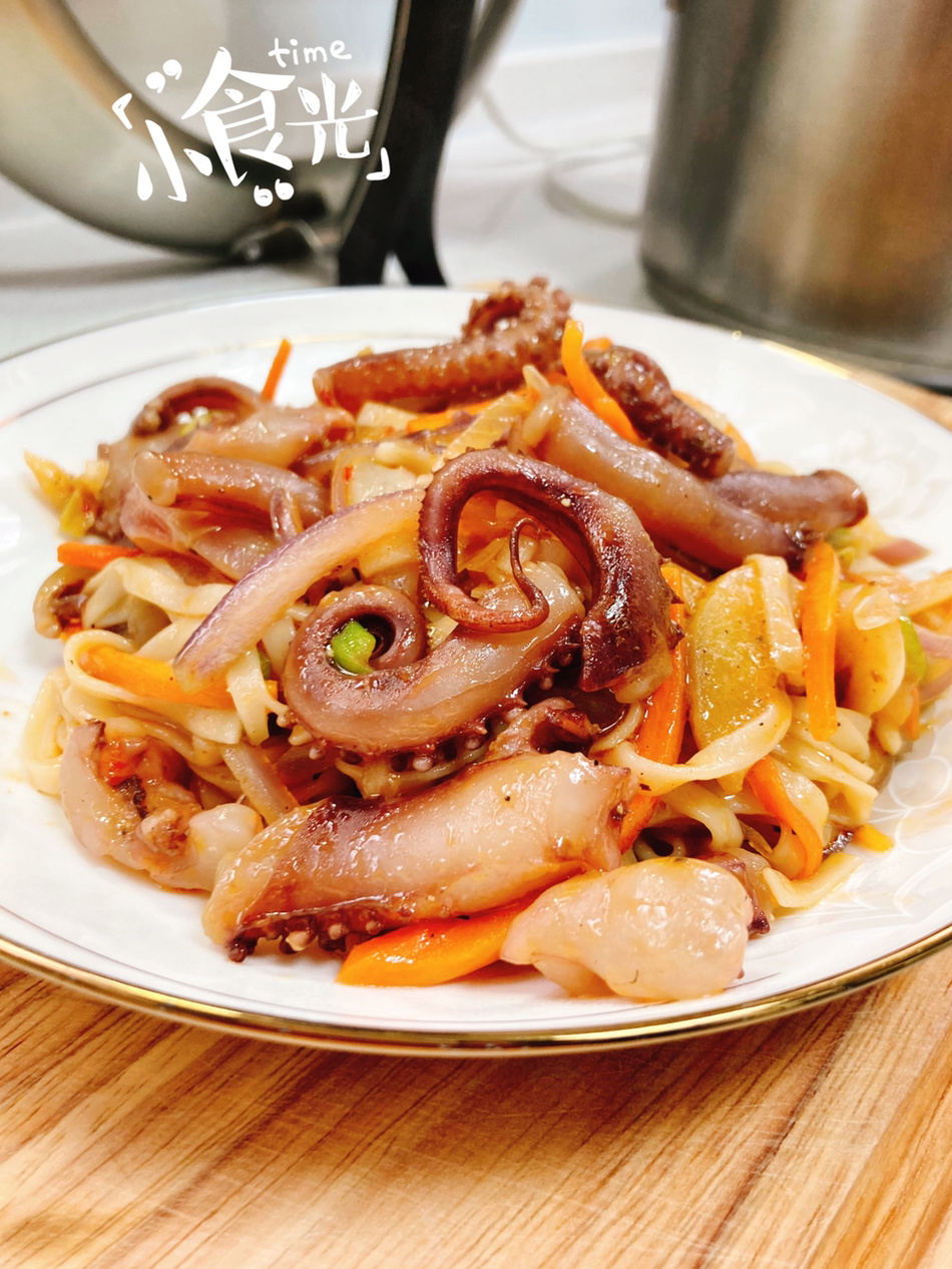 YQ美食菜谱|三丝鱿鱼须炒面,香辣可口!