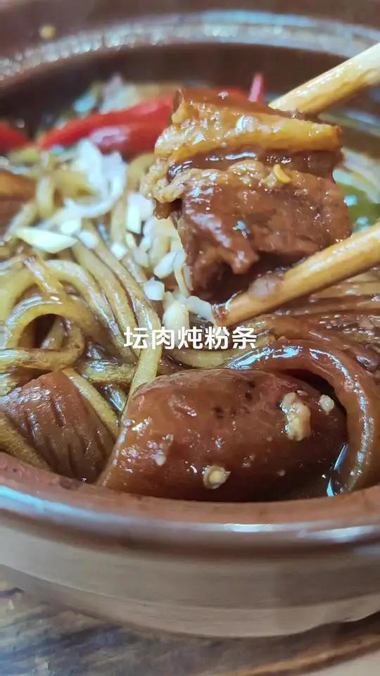 东北菜推荐,砂锅坛肉炖粉条,地道东北味儿