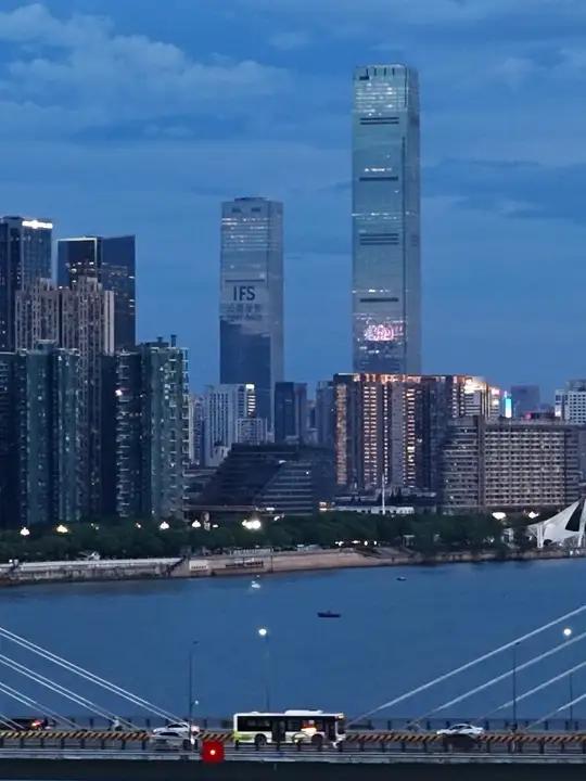 星城逐梦，马不停蹄 从五一广场的喧嚣，到滨江新城的霓虹。长沙的每一盏灯，都在为奋斗者亮着，
