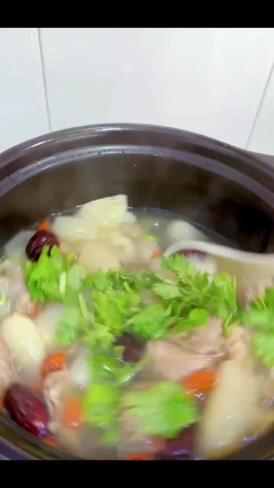 秋燥来碗竹荪鸡汤