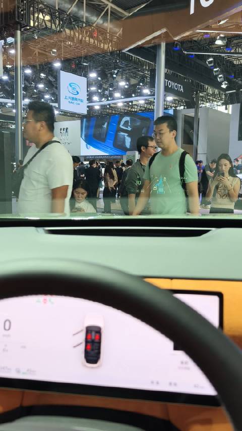 长城的魏派蓝山智驾版的内饰来了。至于中控屏幕下的面板材质,后续不知道有没有皮质,我希望有 