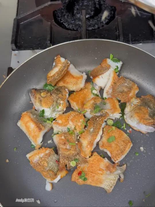 鲈鱼感觉还是煎的比较好吃 制作过程粤菜万物皆可种草搜