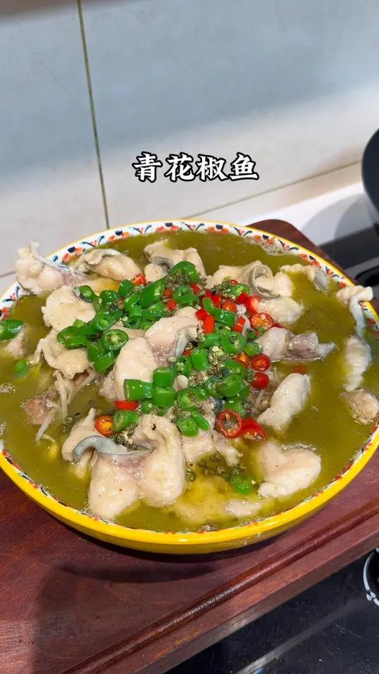 喜欢在外面吃青花椒火锅鱼的你一定要在家试一试，做法非常简单味道一点也不输饭店的，微麻微辣，
