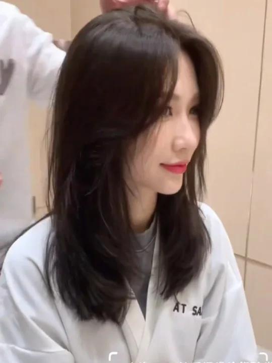 搭肩锁骨发 锁骨发女生中短发发型齐肩减龄显气质款 2023女生。女生短发发型 齐肩小短发,