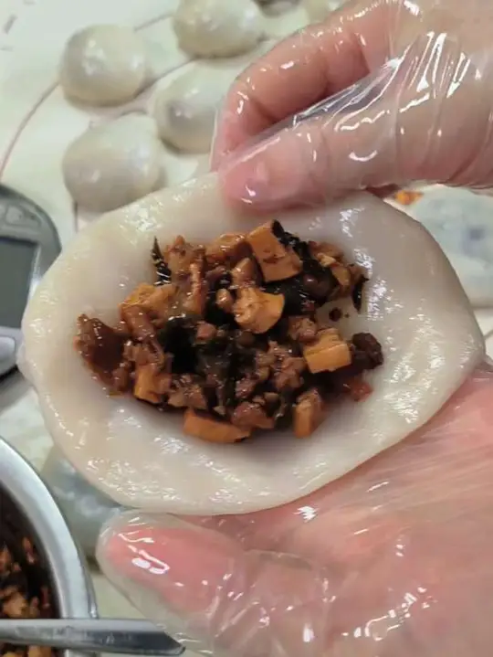 包年糕：糯米粉粘米粉1:2蒸15分钟包馅儿！