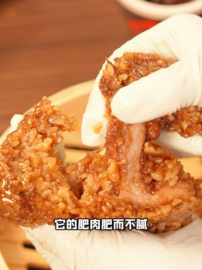 五常糯米吸饱肉香,入口即化!粽叶包裹的不只是糯米!精选黑猪五花肉,肥而不腻;五常糯米吸饱肉
