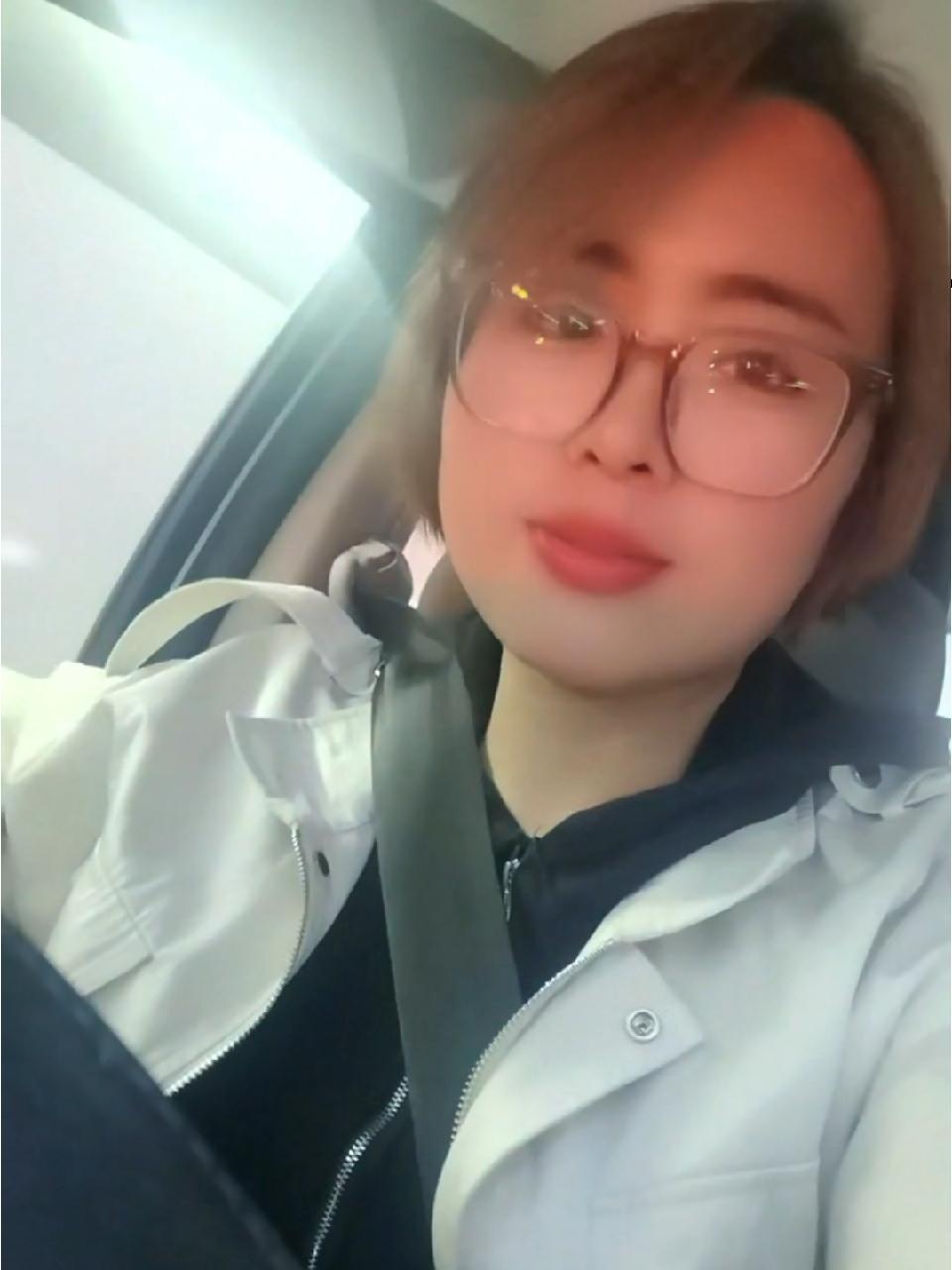 这世间什么是意义?一位手拄拐杖耄耋之年的先生在独自招手迎面驶来的出租车,司机尽力大一点的声