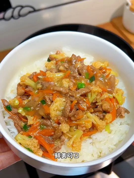 儿童餐100天不重样，简单的家常菜孩子反而更爱吃，这个花菜小炒肉，鲜美可口，搭配米饭又香又