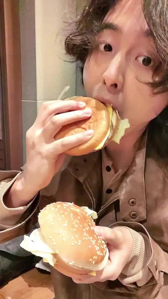 49.9能吃到5个双层还有两杯,咱就选5个狠霸王,牛肉的!汉堡王汉堡吃个够超划算逛吃指南汉