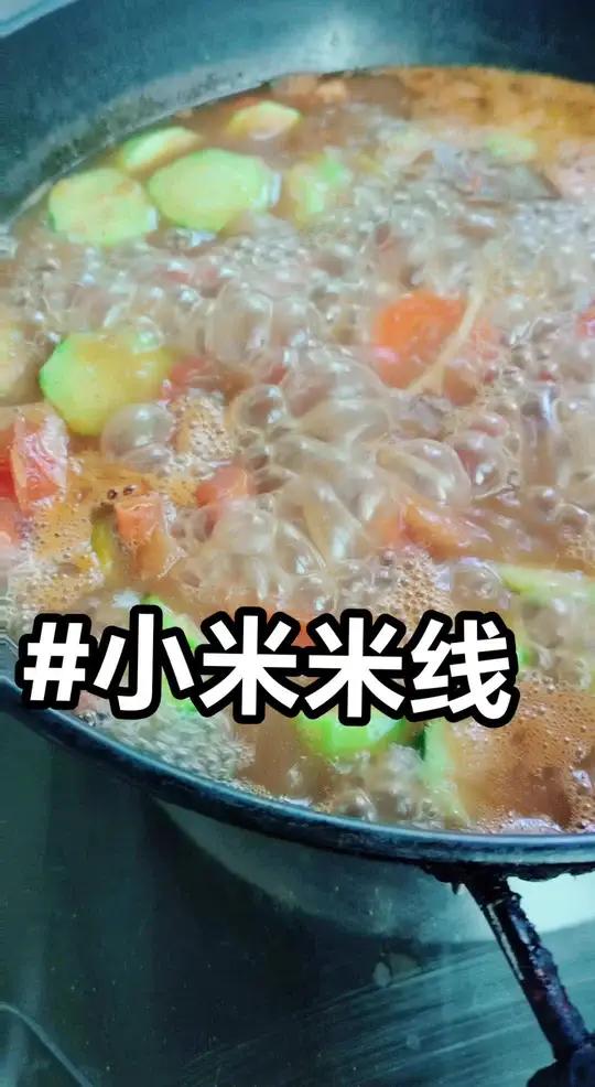 用小米做的米线,加上各种蔬菜,煮个汤。好喝