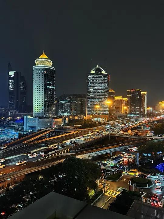 “要么找个让你衣食无忧的 要么找个爱你入骨的 狗晒太阳图舒服 鸭子游水图干净 总要图点什么