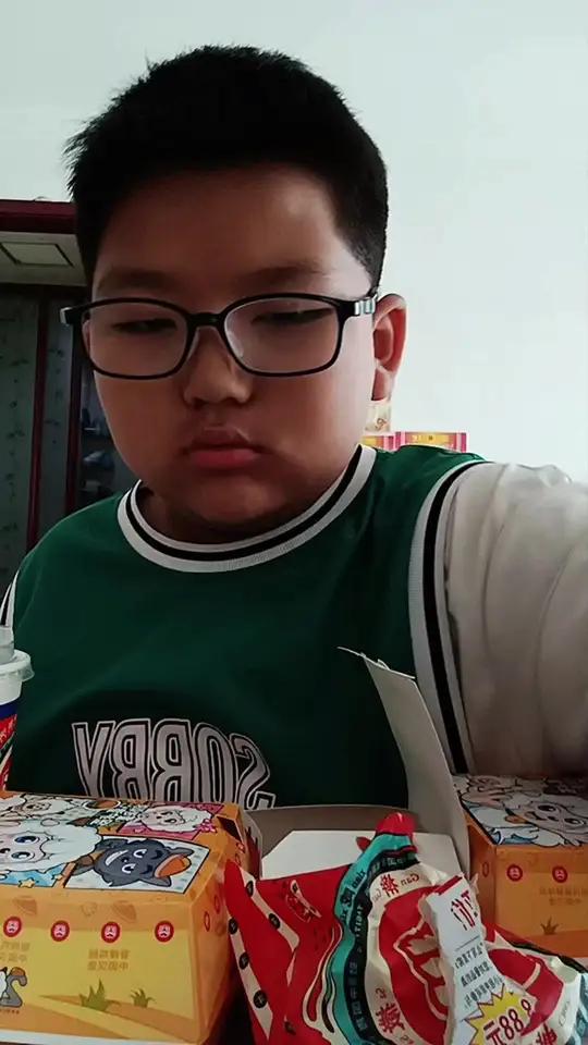端午节粉丝小韩给我孙子买的汗堡鸡腿鸡块还有可乐他可美了