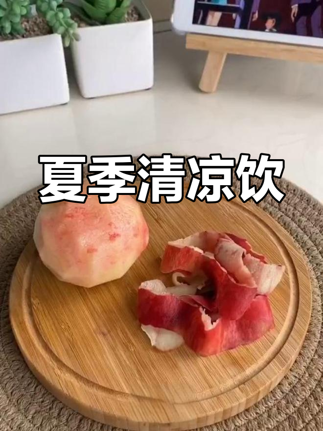 夏日清爽饮品,桃子凉皮与雪碧的完美搭配