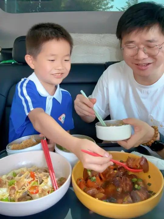 80后老父亲给二年级小学生送饭第197天 家有小学生,中午去学校送饭,今天午餐吃红烧肉,金