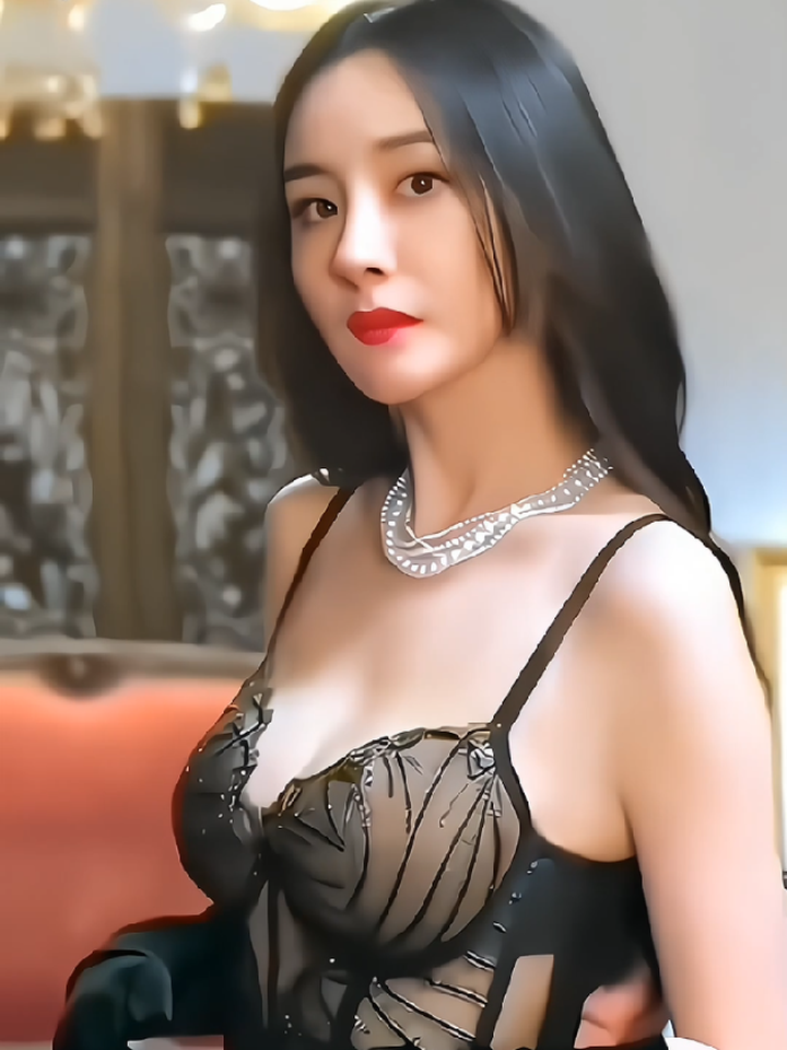 杨幂,中国内地影视女演员流行乐歌手,别名小狐狸、大幂幂、幂姐