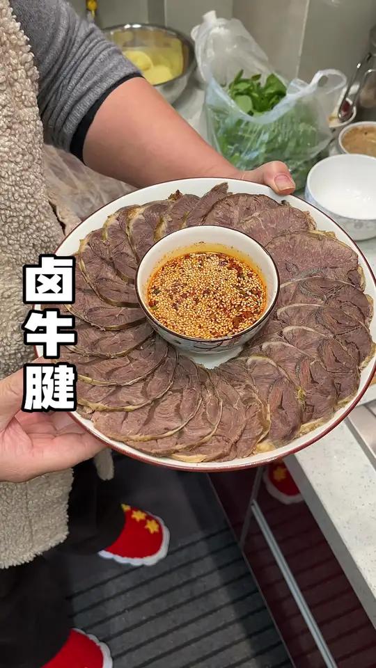 卤牛肉我最喜欢牛腱这个部位了 我今天专门买了牛腱来卤 而且卤牛肉拿来煮面条吃真的很好吃 而