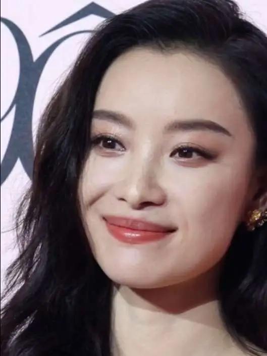倪妮亮相品牌活动,高清镜头下也超级美