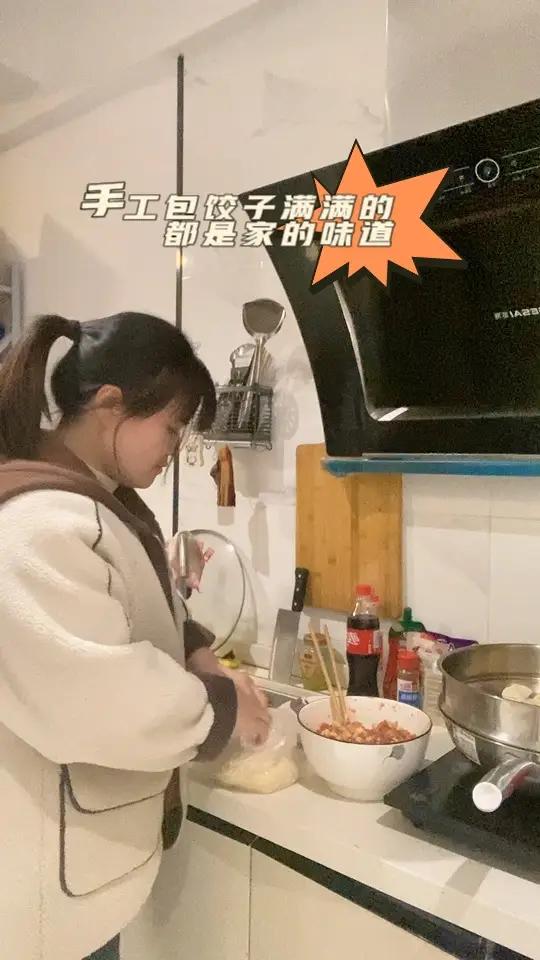 薄薄的面皮,满满的馅料,包裹着家的味道。每一个饺子,都是一份心意,一份祝福。包饺子,不仅仅