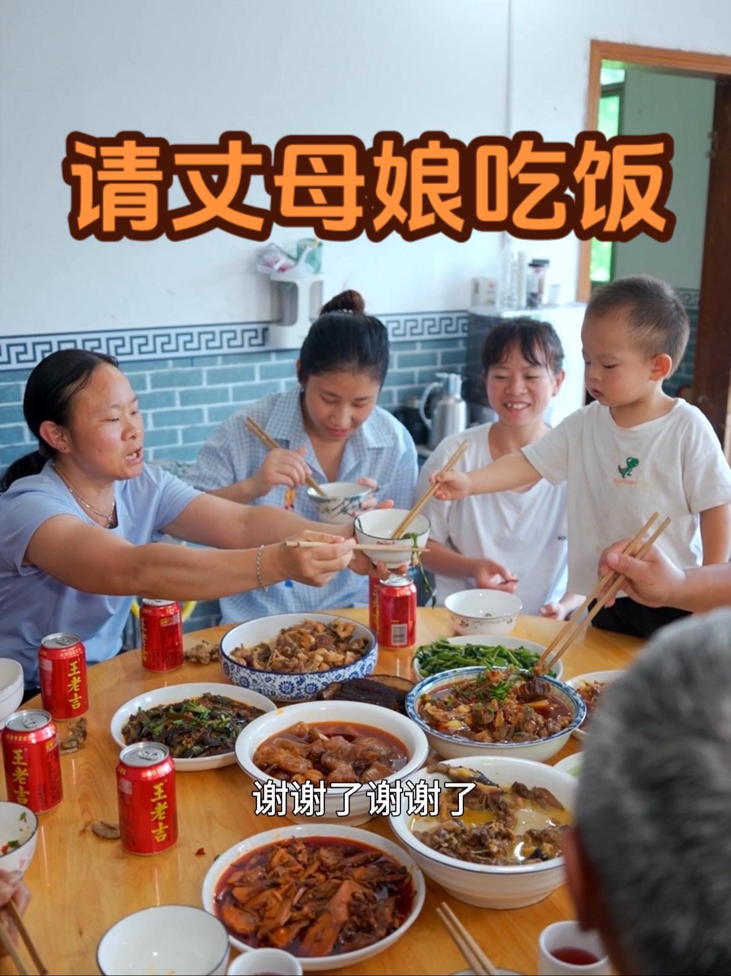 丈母娘又要外出上班了,今天把两年的大公鸡杀了,一家人聚一聚 我的乡村生活