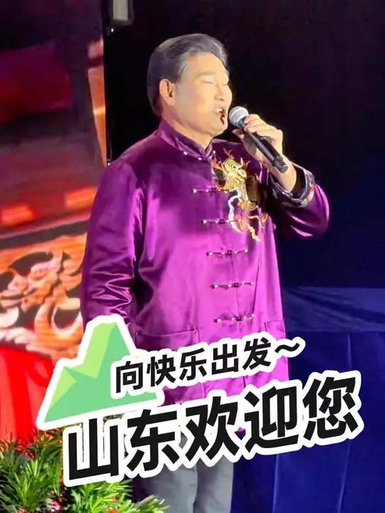 大衣哥演出现场：好客山东美食争霸赛 这是大衣哥在2025年10月31日晚，参加“好客山东美