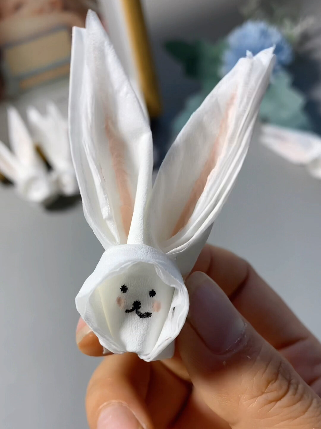 教你用纸巾折一只可爱的小兔子